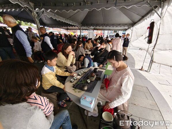 ▲台南安平開台天后宮舉辦「旺馬奔騰 躍馬展藝」迎春送春聯活動，吸引近千位民眾到場。（記者林東良翻攝，下同）