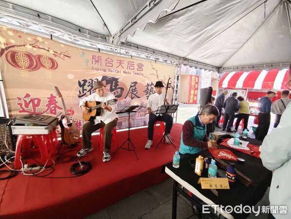 ▲台南安平開台天后宮舉辦「旺馬奔騰 躍馬展藝」迎春送春聯活動，吸引近千位民眾到場。（記者林東良翻攝，下同）