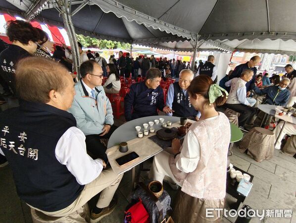 ▲台南安平開台天后宮舉辦「旺馬奔騰 躍馬展藝」迎春送春聯活動，吸引近千位民眾到場。（記者林東良翻攝，下同）