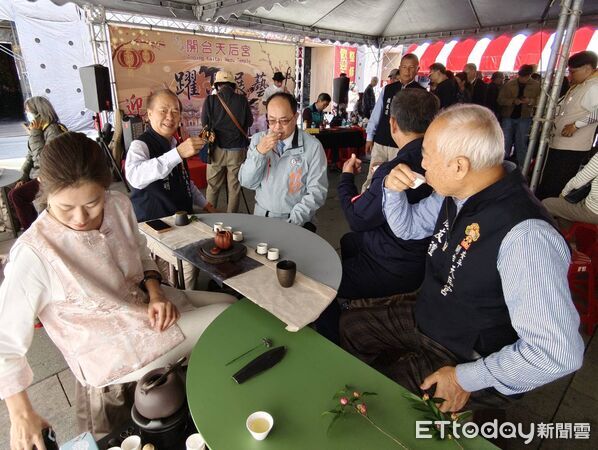▲台南安平開台天后宮舉辦「旺馬奔騰 躍馬展藝」迎春送春聯活動，吸引近千位民眾到場。（記者林東良翻攝，下同）
