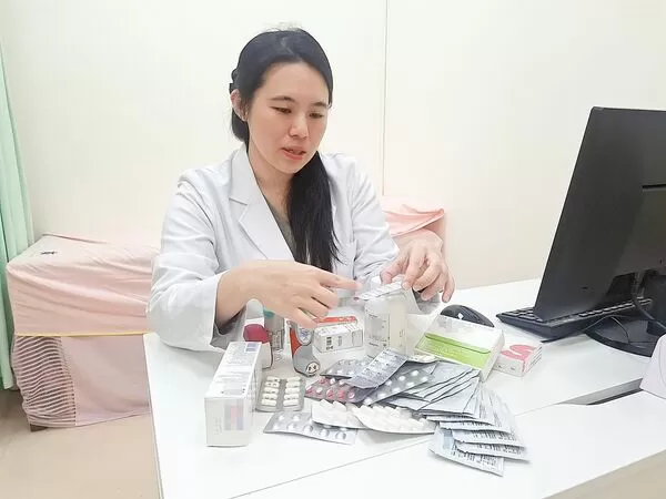 ▲▼鄭以信醫師指出，藥袋成堆、來源複雜常讓長輩混淆藥物用途與吃法。（圖／部立台北醫院提供）