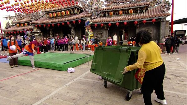 ▲胡瓜跟民眾玩遊戲超級爆笑。（圖／民視提供）