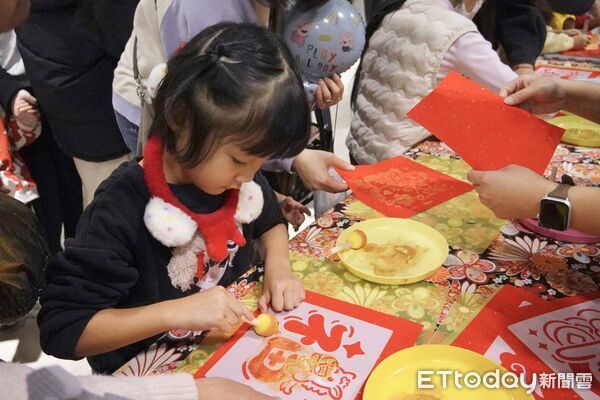▲基隆兒少處辦年貨大街湧人潮。（圖／記者郭世賢翻攝）