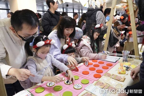 ▲基隆兒少處辦年貨大街湧人潮。（圖／記者郭世賢翻攝）