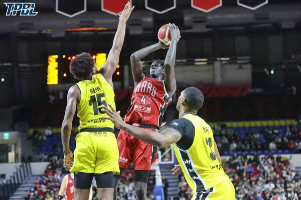 ▲國王飛米，戰神許皓程、梅克，林秉聖。（圖／TPBL職籃提供）
