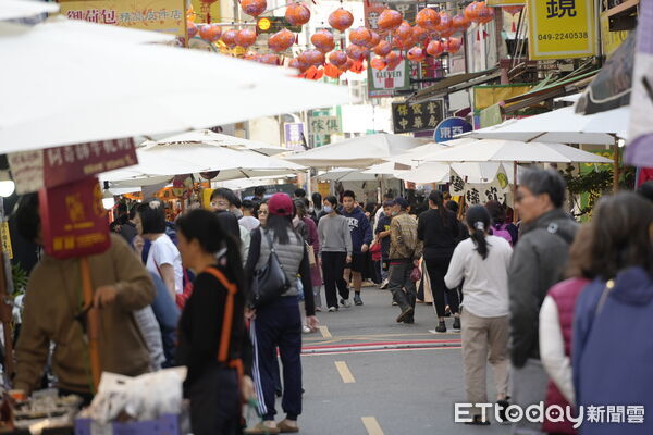 ▲紅燈籠點亮中山街，南投舊城邀您共譜「年味」序曲。（圖／南投市公所提供）
