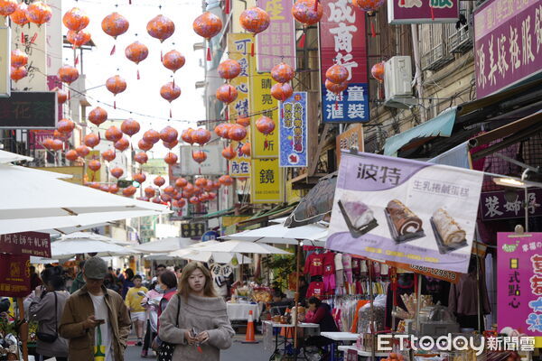 ▲紅燈籠點亮中山街，南投舊城邀您共譜「年味」序曲。（圖／南投市公所提供）