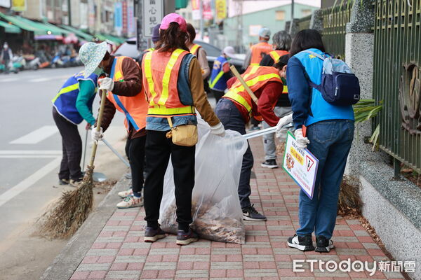 ▲南投市逾百人上街大掃除。（圖／南投縣政府提供，下同）