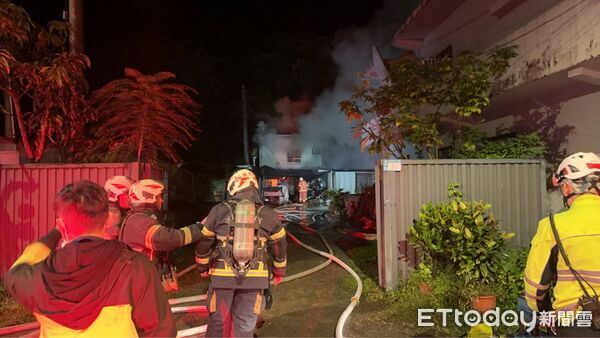 ▲▼新店新潭路獨棟鐵皮民宅深夜起火，烈焰沖天消防緊急馳援。（圖／記者陸運陞翻攝）