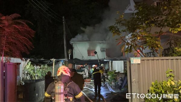 ▲▼新店新潭路獨棟鐵皮民宅深夜起火，烈焰沖天消防緊急馳援。（圖／記者陸運陞翻攝）