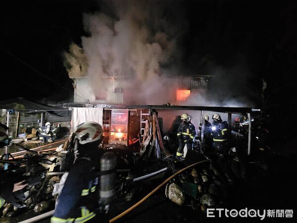 ▲▼新店新潭路獨棟鐵皮民宅深夜起火，烈焰沖天消防緊急馳援。（圖／記者陸運陞翻攝）