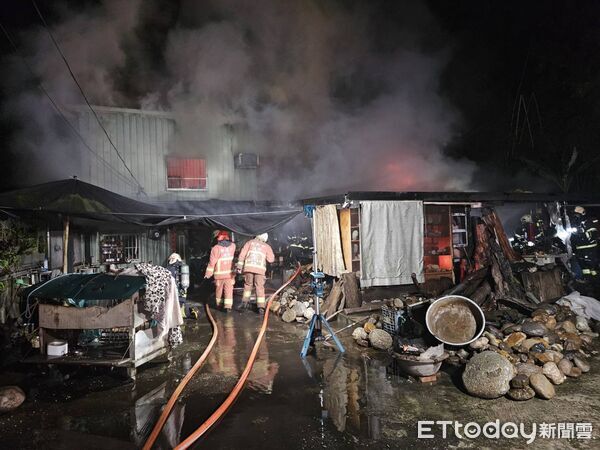 ▲▼新店新潭路獨棟鐵皮民宅深夜起火，烈焰沖天消防緊急馳援。（圖／記者陸運陞翻攝）