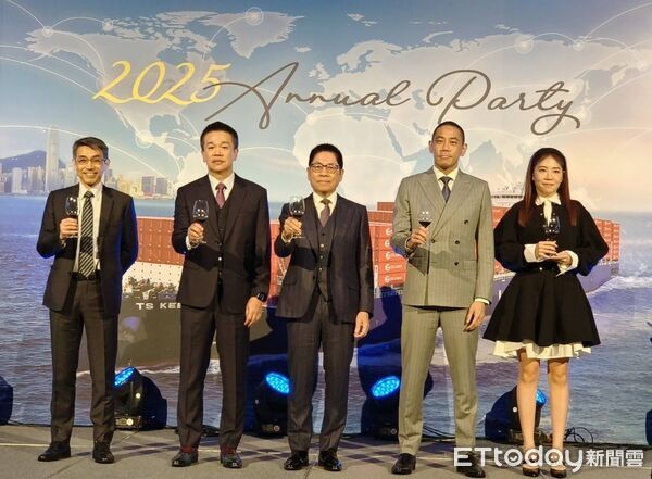 ▲德翔尾牙宴上左起資深副總黃仁傑德翔海運日本分公司總經理陳威如、副總經理陳劭翔、資深副總黃仁傑、總經理涂鴻麟、董事長陳德勝、副董事長陳劭翔、德翔船務總經理陳依琦。（圖／記者張佩芬攝）