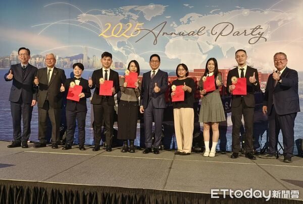 ▲德翔海運董事長陳德勝(右五)與幫忙抽獎貴賓及得獎員工合影。（圖／記者張佩芬攝）