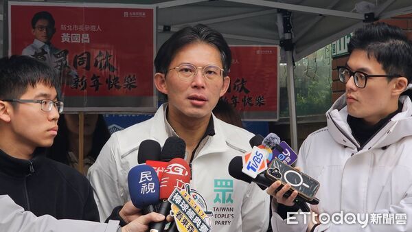 ▲▼民眾黨主席、新北市長參選人黃國昌8日到淡水中山市場掃街並於會前受訪。（圖／記者呂佳賢攝）