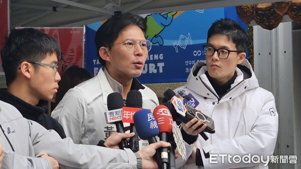 ▲▼民眾黨主席、新北市長參選人黃國昌8日到淡水中山市場掃街並於會前受訪。（圖／記者呂佳賢攝）