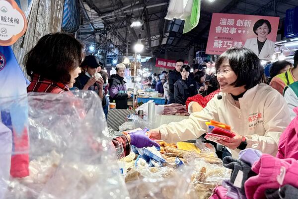 ▲▼民進黨新北市長參選人、立委蘇巧慧今（8日）赴新店建國、仁愛市場掃街拜票。（圖／蘇巧慧辦公室提供）