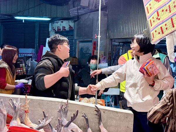 ▲▼民進黨新北市長參選人、立委蘇巧慧今（8日）赴新店建國、仁愛市場掃街拜票。（圖／蘇巧慧辦公室提供）
