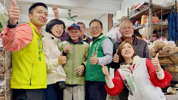 ▲▼民進黨新北市長參選人、立委蘇巧慧今（8日）赴新店建國、仁愛市場掃街拜票。（圖／蘇巧慧辦公室提供）