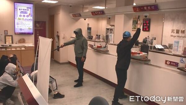 ▲▼金城警聯手兆豐銀行防搶演練，模擬歹徒持槍犯案圍捕成功」。(圖／金門縣警察局金城分局提供)