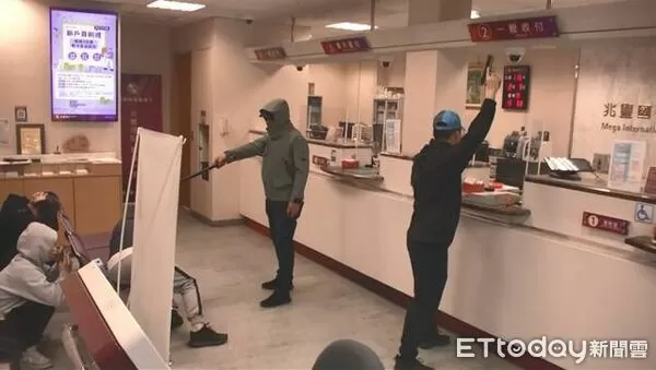 ▲▼金城警聯手兆豐銀行防搶演練，模擬歹徒持槍犯案圍捕成功」。(圖／金門縣警察局金城分局提供)