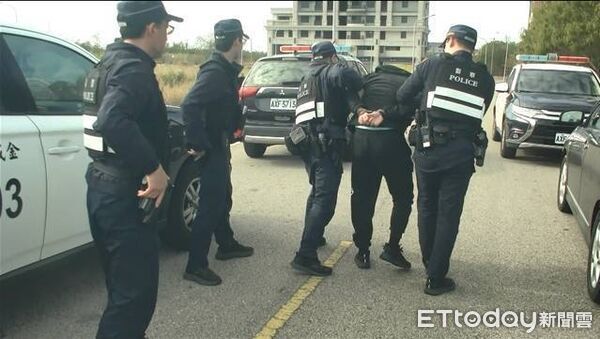 ▲▼金城警聯手兆豐銀行防搶演練，模擬歹徒持槍犯案圍捕成功」。(圖／金門縣警察局金城分局提供)