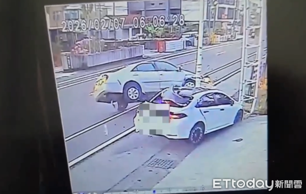 ▲▼            屏東男駕車衝撞路邊轎車，造成整輛車騰空飛起翻覆。（圖／記者陳崑福翻攝，下同）