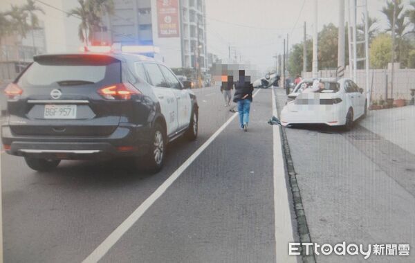 ▲▼            屏東男駕車衝撞路邊轎車，造成整輛車騰空飛起翻覆。（圖／記者陳崑福翻攝，下同）