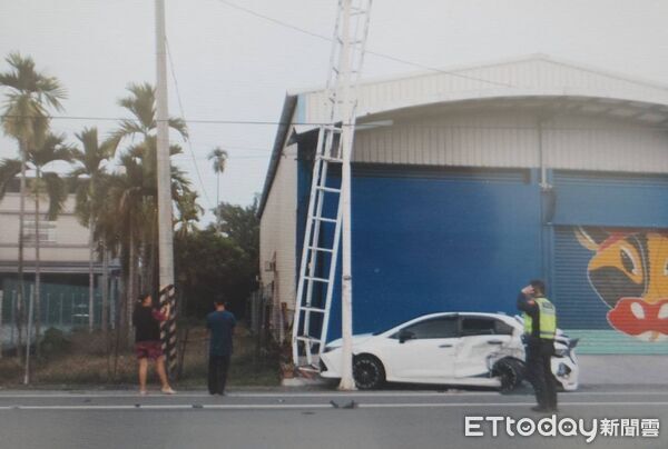 ▲▼            屏東男駕車衝撞路邊轎車，造成整輛車騰空飛起翻覆。（圖／記者陳崑福翻攝，下同）