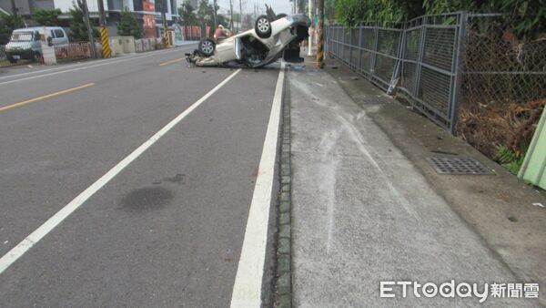 ▲▼            屏東男駕車衝撞路邊轎車，造成整輛車騰空飛起翻覆。（圖／記者陳崑福翻攝，下同）