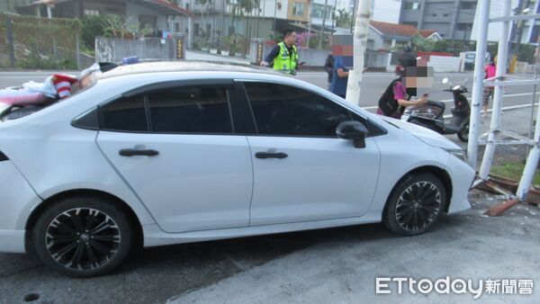 ▲▼            屏東男駕車衝撞路邊轎車，造成整輛車騰空飛起翻覆。（圖／記者陳崑福翻攝，下同）