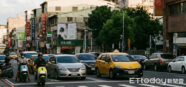 ▲街頭,馬路。（圖／記者游瓊華翻攝）