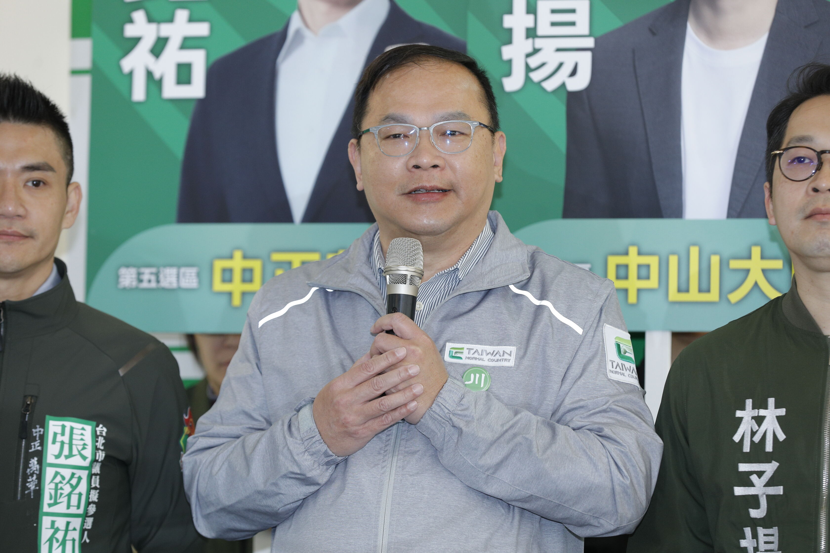 ▲▼前立委謝欣霓、立委王義川陪同張銘祐、林子揚赴民進黨台北市黨部登記民進黨台北市議員初選。（圖／記者湯興漢攝）