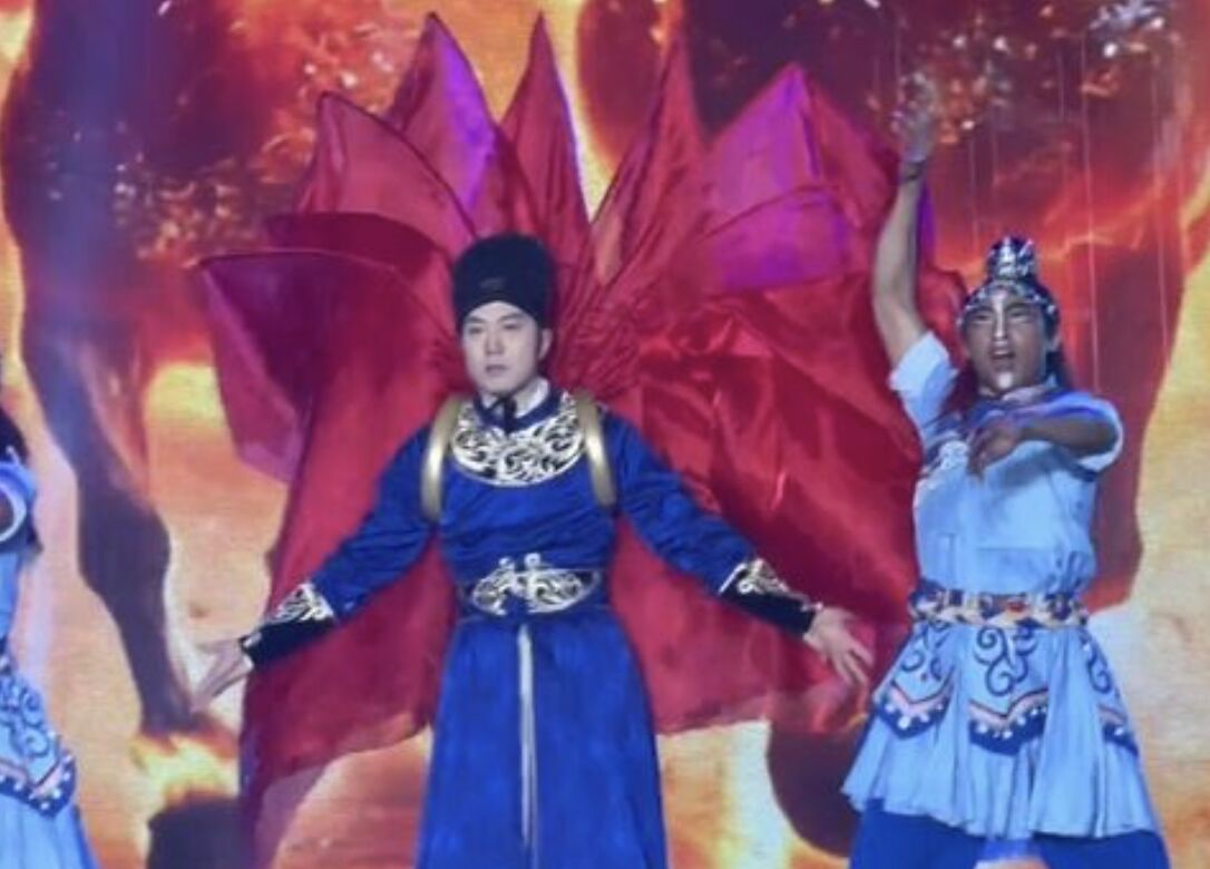 ▲廣州正佳集團CEO謝萌親自登場秀舞。（圖／翻攝微博）