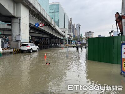 天橋地基工程「挖斷自來水幹管」！　大水淹沒新北大道
