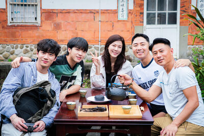 韓「三金影后」來台錄實境！李濬榮赤腳融入文化　走訪古道驚嘆連連