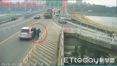 新北男遇警攔竟「跳車」！橫跨車陣跳關渡橋躲草叢　原因曝光