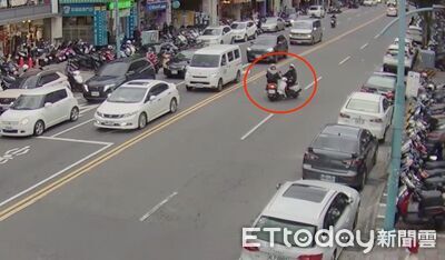 蘆洲女遭逆向男騎士擊落！噴飛波及停等小客車　2人慘摔送醫