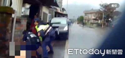 花蓮醉男雙手持刀斧揮舞咆哮！6警噴辣椒水制伏上銬　1警輕傷