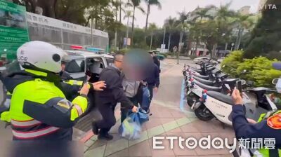 北捷縱火犯畫面曝！走出廁所後民眾驚逃　經西門町還變裝