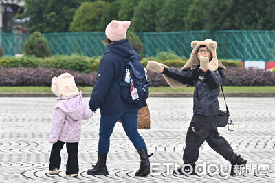 台灣天氣多混亂？超商同時貼「2公告」全笑翻：一天溫差14度