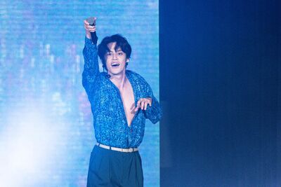 人氣日星來台寒流穿這樣！深V開到肚臍　中文告白：你們很可愛