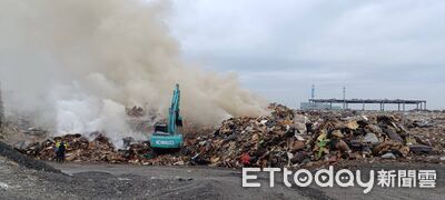 台南安南土城掩埋場雜草廢棄物火警　消防出動15車循環供水成功侷限火勢