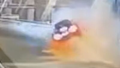 天降賓士釀2死！彎道失控「衝破高架橋護欄」　驚悚瞬間曝光