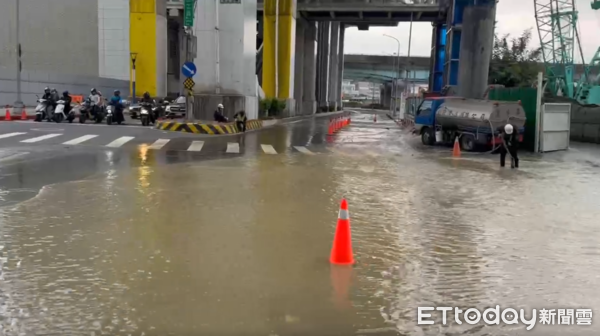 ▲▼新北市新北大道與五工路口，養工單位進行天橋地基開挖，挖段自來水幹管。（圖／記者陳以昇翻攝）