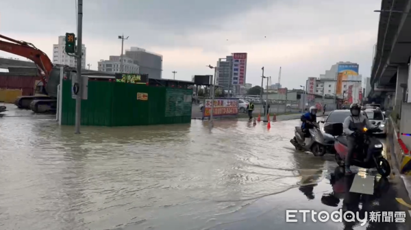 ▲▼新北市新北大道與五工路口，養工單位進行天橋地基開挖，挖段自來水幹管。（圖／記者陳以昇翻攝）