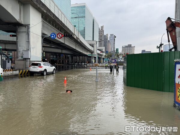 ▲▼新北市新北大道與五工路口，養工單位進行天橋地基開挖，挖段自來水幹管。（圖／記者陳以昇翻攝）