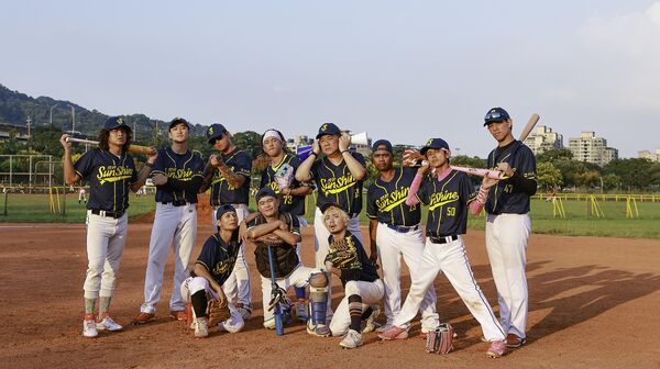 ▲▼ 董事長樂團斯手鈞董邀眾好友黃鐙輝、白雲等拍台語短影集《閃帥棒球隊》。（圖／大吉祥整合行銷提供）