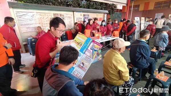 ▲內政部長劉世芳親赴下營區上帝廟，透過宗教場域向信眾推廣全民防災觀念。（記者林東良翻攝，下同）