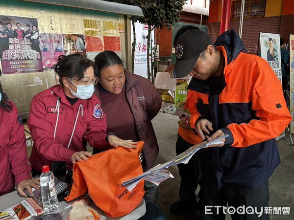 ▲內政部長劉世芳親赴下營區上帝廟，透過宗教場域向信眾推廣全民防災觀念。（記者林東良翻攝，下同）